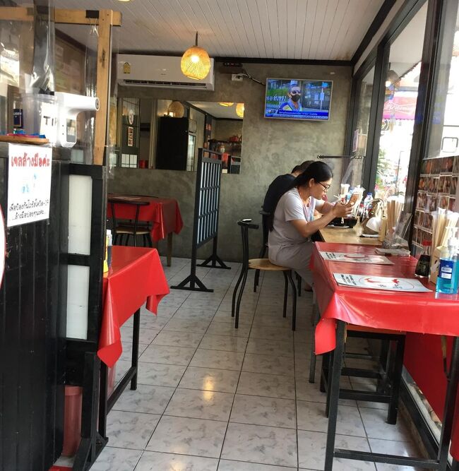 24日　夕方、初めてサードロード、人気のジャンボ寿司に来ました。