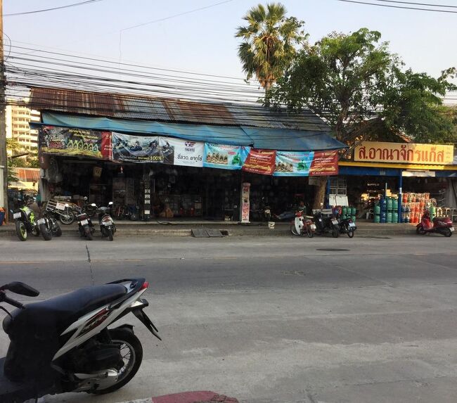 サードロードを眺めながらの食事です。