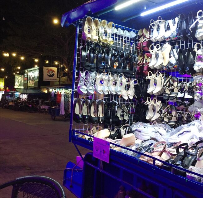 この周辺が中心になりつつありますこの頃、物売りがチョクチョク現れます。