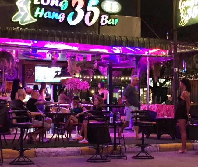 道を挟んだ向こうは若年齢層のようで刺青嬢も多く一休には向かない。