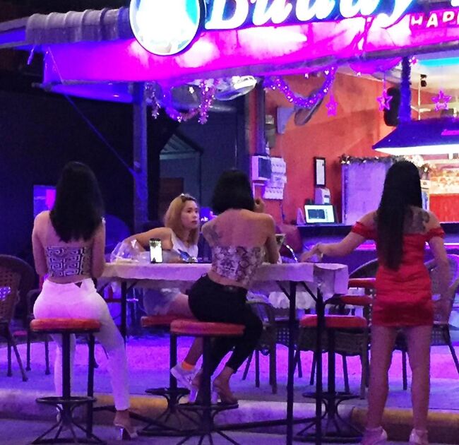 道を挟んだ向こうは若年齢層のようで刺青嬢も多く一休には向かない。