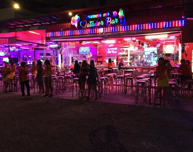 珍しく背もたれのない安物イスは高齢者は座らないよ．．．女性は多いがお客さんは少ない。