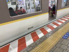 個人宅で5時間ほど過ごした後、大阪駅へ向かいます。

近鉄の電車がやってきました