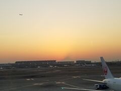 遠くに富士山と夕日と飛行機を見て帰ります。