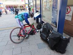 八王子駅前で輪行バックに自転車を収納します。苦労しました。