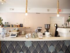 続いては、インスタや雑誌で数多く取り上げられていた、
Olive & Oliverへ。

こちらはサーフジャックホテルの中にあるセレクトショップ兼カフェ。可愛い店内とパイナップルの紙コップが人気です。