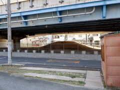 その訳は、、、高速道路の下に古墳があるからです　　
赤面山(せきめんやま)古墳

この小さな古墳を壊さないで保存するために、こんな道路が造られたのです