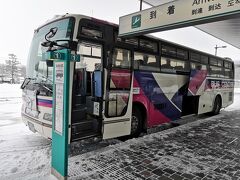 釧路到着にあわせて空港バスが待機しています。9時40分頃出発、釧路駅まで950円です。