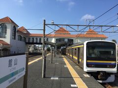 館山駅の駅舎は、リゾート感を出すためか、スペイン・アンダルシア風？のデザインでした
