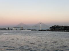 横浜ベイブリッジをズームします。