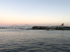 横浜ベイブリッジを眺めます。