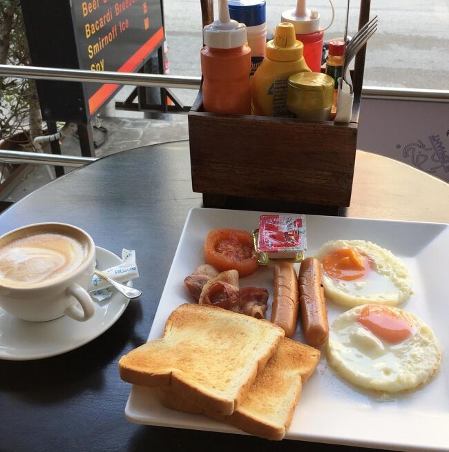 ソイブアカーオ通りで朝食<br />アメリカンブレックファースト　79B．．．　これで部屋に帰り果物を食べれば満足だ。