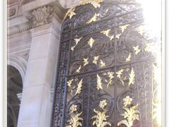 「Royal Academy of Arts・王立美術院」
ピカデリーの大通りに面した重厚な建築、バートリン・ハウスの中にある美術館。

入り口の門の重厚さに歴史を感じます。