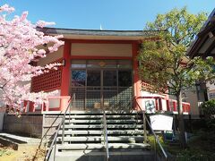 ガラスの小窓から賽銭を入れ参拝。