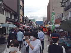 ガイドさんが、指定の土産物屋の中に我々一行を連れ込んだ時点が10時。これから1時間の自由時間です。この土産物屋さんは、お箸をプレゼントしてくれましたが、何かを買う義務はありませんでした