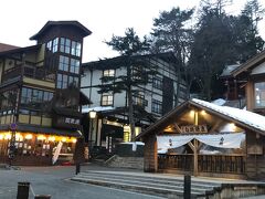 バスの時間もせまっていますが、最後に湯畑そばの白旗の湯で一風呂。14時頃の先客は3人、すぐに2人はいなくなりました。昨日水道の蛇口があることはわかっていたので、温泉に入る前に樽に温泉と水を入れて、薄めた掛け湯で体をあたためてから、熱湯にドボン。しびれるけど慣れてきた。いい湯だな。