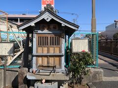 北十間川の境橋の袂にあるのが祐天堂。元禄年間に祐天上人が千葉へ向かう途中、この付近の川の中に多くの水死者のあるのを見て心を痛め、石に戒名を記した供養塔を残された。後年、その供養塔を祀った祠がこの祐天堂。