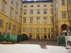 続いて王宮で一番古いスイス宮へやってきました。