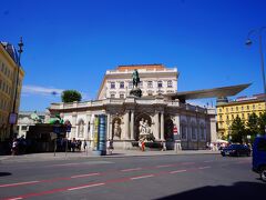 この広場に面しているのがアルベルティーナ美術館です。主な展示品はハプスブルク家のネーデルラント総督アルベルト・カジミールのコレクションとジェノヴァ伯爵ジャコモ・デュラッツォのコレクションです。1805年に美術館として公開された歴史ある美術館です。