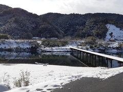 凄い雪景色の沈下橋