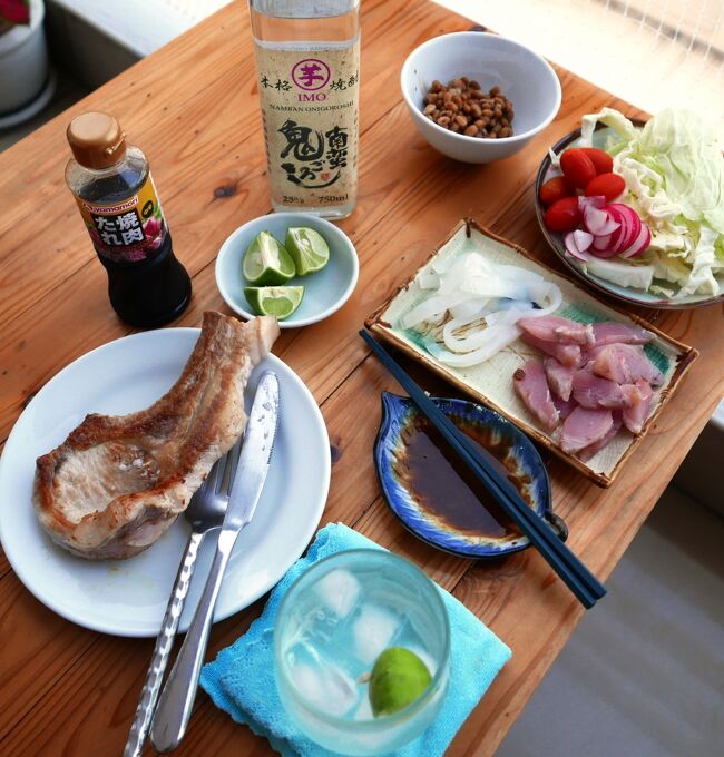 25日　夕食<br />豚ステーキ．．．．〇．．．センタントップスで買った高級豚肉だがチト焼き過ぎたか<br />イカとアジの刺身．．．〇．．．冷凍していた刺身だがまだまだ生けます<br />納豆．．．．〇．．．自作納豆今回も粘りが強烈で美味い<br />生野菜．．．〇．．．この時期キャベツが安くて美味しいです