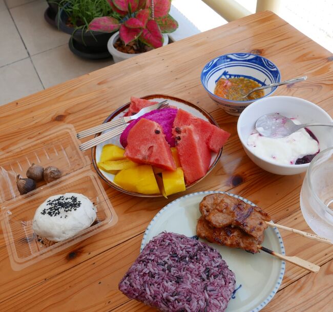 26日　朝食とは言っても12時過ぎています。<br />赤もち米　ムゥーソテ　ヨーグルト　黒ニンニク<br />果物（スイカ　マンゴー　ケーオマンコーン赤　パッションフルーツ）<br />黒ゴマ饅頭．．．甘さはグット控えめ<br /><br />