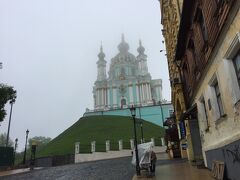 聖アンドレイ教会が見えてきました。霧でけぶって見えるのが雰囲気あります。
キエフの散策はまだまだ終わりません！