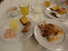 ホテルメディテラネオの朝食

イタリアといえば！の甘いパンがたっぷりでした。