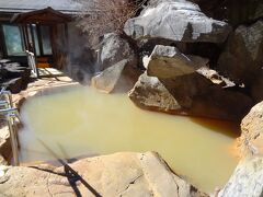 まずは、温泉.温泉。

横谷温泉の源泉は、湧き出した時には無色透明ですが、鉄分を多く含んでいるため、空気にふれると鉄分が沈殿して茶褐色の濁り湯になります。

※人がいない時に撮影。