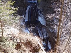 14:15
横谷峡の主瀑「王滝」があります。
日があたった滝を見たかったけど、ずっと日陰みたい。