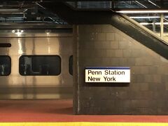アムトラックは遅れるのが当たり前，と思っていましたがこの日は定刻にニューヨーク・ペンシルバニア駅(Penn Station)に到着。時刻は19時半前。約4時間の旅でした