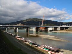 ちょっとふらっと肱川へ。架橋工事が行われていて２０１８年の豪雨で流されたのかと一瞬思いましたが、どうやら普通の架け替え工事の様です。平時はとても穏やかな美しい川で鵜飼がされたりもしています。