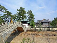 四国霊場八十八ヶ所霊場75番札所の総本山善通寺に来ました。
弘法大師の誕生地である香川県善通寺市にある寺院です。