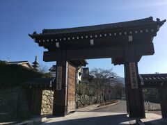 ５＜金戒光明寺（こんかいこうみょうじ）　高麗門＞
祇園からバスで熊野神社へ行き、下車後に、春日北通りを東へ。
見えてきたのは、立派な「金戒光明寺」の高麗門。
高麗門は、2本の柱に切妻屋根を乗せた城郭に用いられる門で、寺社の門としては極めて珍しい造り。それは、家康がこの寺を京都の防御拠点の一つとしてとらえていたからです。
