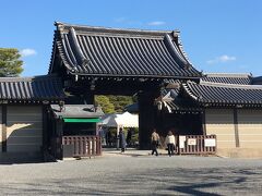２９＜京都御所＞
大将軍八神社でお目当ての御朱印帳を入手したあと、次の訪問地に向かいました。ここがどこか分かりますか？分かる方は、かなりの京都通。
ここは、京都御所の「清所門」です。

