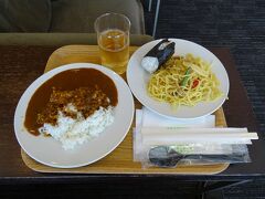 14:00にラウンジでランチ。カレー、上海焼きそば、おにぎりにジンジャーエール。カレーはいつもの上品なもので、上海焼きそばは記憶の中では初めてだったが、とても美味しかった。