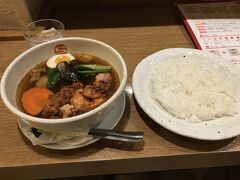 新千歳から新札幌で乗り換えて大通りへ。ほぼ開店時間の午前11時にカレーショップ「エス」で早めの昼食でスープカレーをいただき腹ごしらえ。定番の「タンドリーチキンと野菜のカレー」は1200円。あっさり和風風味のスープはいつ食べても絶品