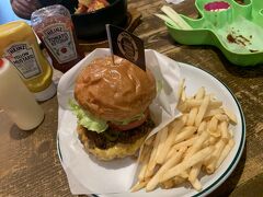 今日のお昼は国際通り近くにあるアメリカっぽいハンバーガーを食べました！
がっつり肉を食べた感じがして美味しかった。
