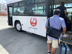 すぐに那覇空港に到着しました！
今回は飛行機を降りたらバスに乗ってターミナルに向かいました
珍しい