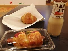 朝は焼き立てパンの販売を行っています。
平日便は朝が早く、レストランを利用すると慌ただしくなってしまうので焼き立てパンに限ります。

ちゃんとおいしかったです。