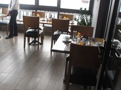 朝食会場はホテルの最上階にあるレッドビーンレストラン。
明るくてナチュラルな雰囲気。