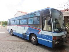空港リムジンバスに乗って那覇空港へ向かいます。