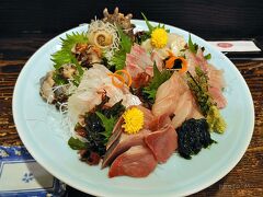 鋸南の「浜の味 栄丸」で夕飯を食べて帰宅しようと思っていたのですが、この日は正月営業時間だったようで、夜はクローズ(T_T) さて、どうすべ？！せっかく来たのに…。千葉にはもう一軒贔屓にしているお店があり、そちらに電話してみたらやっているとのことで、行っちゃいましたよ！

千倉にある「浜の郷」へ。
漁師風盛り込み（写真）とアラ煮をオーダー。こちらでは、いつもこの２品を頼んでいます。お腹具合に応じてプラスするかどうかでしょうか。