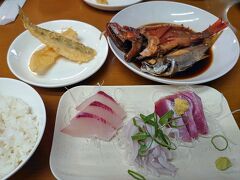 翌朝。今度こそ、「浜の味 栄丸」へ（笑）
いつもの朝定を美味しくいただきました。

こちらは、船をもっているので正月でも鮮度バッチリうまーですよぉ。朝獲れた魚で内容が変わります。この日は、刺身：カンパチ、タチウオ、かつお。天ぷら：タチウオ、カマス。煮魚：赤魚、むつでした。