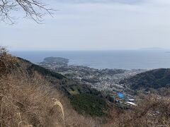 正面に真鶴半島を見下ろします。山頂でこんな絶景が見れるなんて苦労して登って来た甲斐がありました。