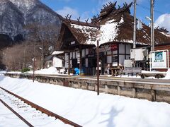茅葺きの趣のある湯野上温泉駅です