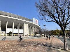 2月半ばの休日。
最近は、鉄道で買い物も行かず、運動不足解消に長居公園へ！
一周約4ｋｍのコースを歩く。
これがいい運動になります。
先日の大阪国際女子マラソンは、コロナの影響で大阪城公園や御堂筋など大阪市内を走るコースではなく、長居公園内を何十周と走ってましたね。
