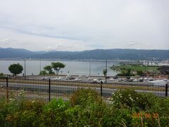 諏訪湖ＳＡで休憩し、諏訪湖の景色を眺めましたがどんよりと雲が立ち込めていました。