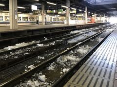 JR札幌駅ホームの線路に落ちた氷