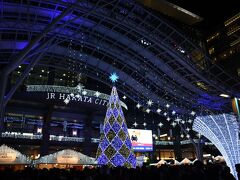 クリスマスが近いので、博多の駅前もイルミネーションですごかったです。